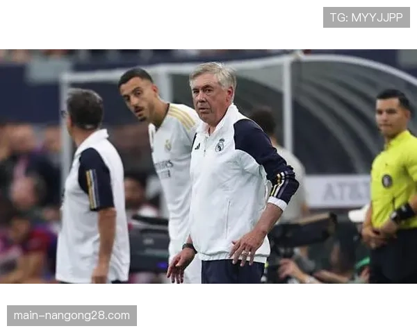 场边镜头：看到弟子传中出界，安切洛蒂无奈摊手